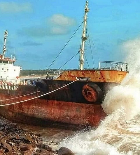 The stray barge is still stuck on the Mirya dam ratnagiri