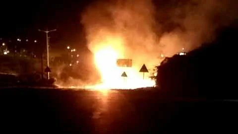 बापरे...पुणे बंगळूर महामार्गावर भीषण आग