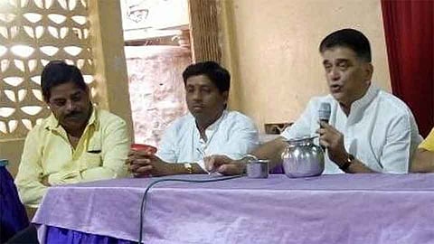 मिरज - नाट्यप्रेमींशी संवाद साधताना अभिनेते डॉ गिरीश ओक