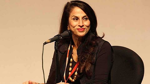 सीतारामन यांच्या वक्तव्याची शोभा डे ट्विटरवर उडवताय खिल्ली