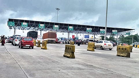 आनेवाडी टोलनाक्यावर अधिकाऱ्यास अपमानास्पद वागणूक; मुख्यमंत्र्यांकडे तक्रार