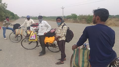 जालना : जिल्ह्यात अडकलेले कामगार सायकलने झाशीकडे सायकलीने प्रवास करताना.