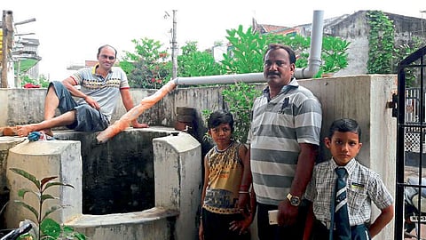 नागरिकांनी छपरातील पाणी उतरविले विहिरीत