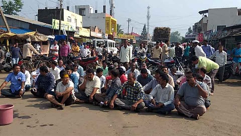 चिकोत्रा प्रकल्पातील पाण्यासाठी सेनापती कापशीत रास्ता रोको