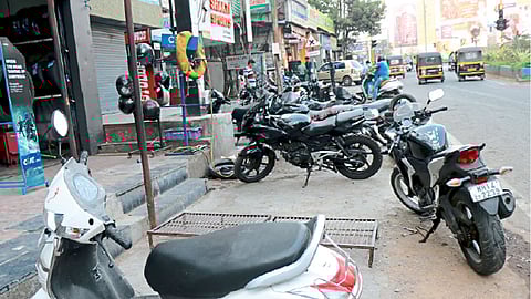 पिंपरी चौकाला अतिक्रमणांचा विळखा