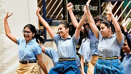 ‘सीबीएसई’ बारावीत मुलींची बाजी…अनेक शाळांचा निकाल शंभर टक्के !