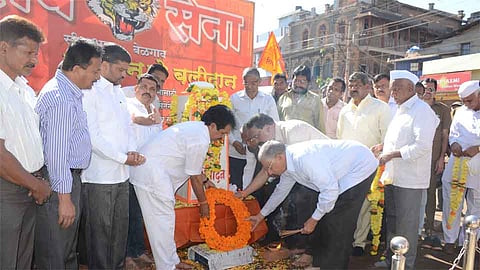 बेळगाव : सम्राट अशोक चौकात हुतात्म्यांना अधिवादन करताना दीपक दळवी, संजय पोवार, प्रकाश शिरोळकर, मालोजी अष्टेकर, एस. एल. चौगुले, विलास बेळगावकर, प्रकाश मरगाळे आदी.