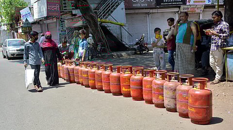 सोलापुरात एका दिवसात 12 हजार गॅस सिलिंडरचे वितरण