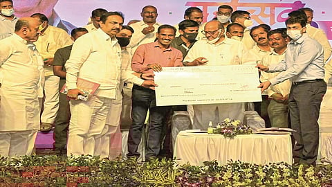 51 thousand CM assistance fund by selling paintings