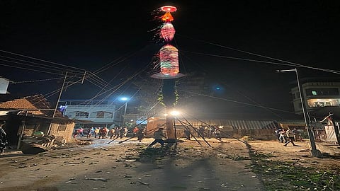 फुटांच्या होळ्या