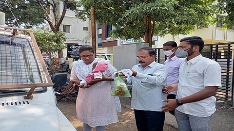 A one to one and a half year old girl was found crying on the side of the road at Vaidyanath Gans Agency on Nathchitra Mandir Road around 12 noon on Wednesday 3.jpg