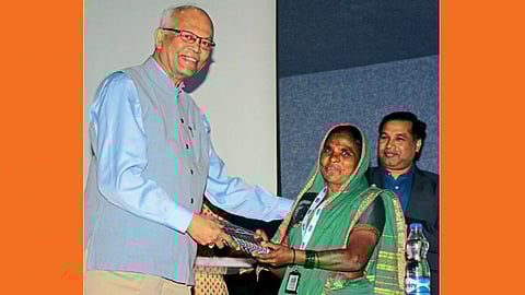 ज्येष्ठ शास्त्रज्ञ डॉ. रघुनाथ माशेलकर यांच्या हस्ते राहीबाईंचा गौरव करण्यात आला.