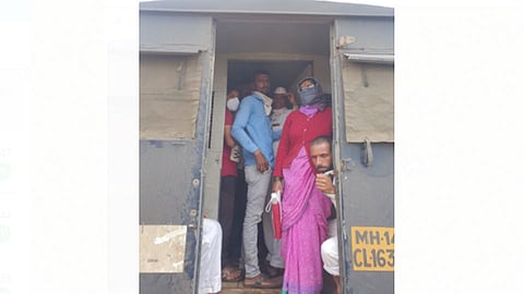 आसखेड खुर्द (ता. खेड) - येथे पोलिसांनी आंदोलकांना खचाखच भरून वाहनांमधून नेण्यात आले.