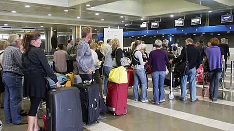 25 नोव्हेंबरपासून UK मधून मुंबईत आलेल्या प्रवाशांसाठी विशेष नियमावली, नोट करा महत्त्वाचे हेल्पलाईन नंबर