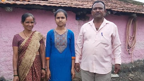 आगर, महाबरेवाडी येथील आकांक्षा विकास महाबरे या विद्यार्थीनीने खडतर परिस्थितीत शिक्षण पूर्ण करत शालांत परीक्षेत 98 टक्के गुण मिळविले. समवेत वडील विकास महाबरे व आई सुमित्रा महाबरे.