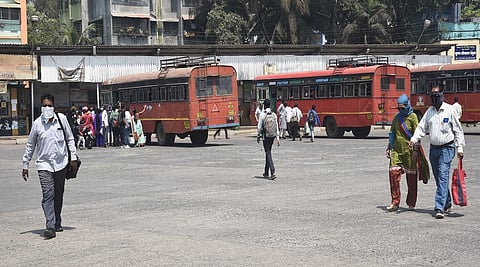 कोरोना विषाणूच्या भीतीने अलिबाग एसटी आगारात तोंडाला मास लावून फिरणारे प्रवासी