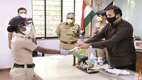 Unmasking Happiness | भावनेपेक्षा कर्तव्य श्रेष्ठ; कोरोना काळात अनिल देशमुखांचे पोलिसांना प्रोत्साहन