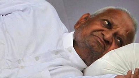 ज्येष्ठ समाजसेवक अण्णा हजारे रुग्णालयात दाखल