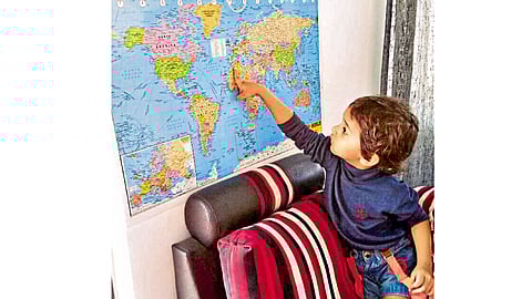 पिंपरी - नकाशातील देश दाखविताना अवीर जाधव.