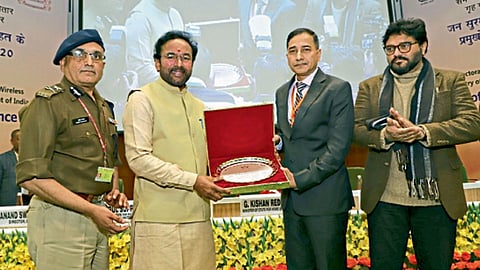 दिल्ली - केंद्र सरकारच्या दिल्लीतील राष्ट्रीय राष्ट्रीय परिषदेत केंद्रीय गृहराज्यमंत्री जी.किशन रेड्डी व पर्यावरण मंत्री बाबुल सुप्रियो यांच्याकडून सर्वोत्कृष्ट तंत्रज्ञान वापराबाबतचे दोन पुरस्कार स्विकारताना अपर पोलिस महासंचालक रितेश कुमार.