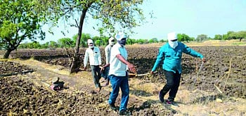 भुकेने व्याकुळ पडलेला, जवळ कोणी जाईना...पण खाकी आली धावून !