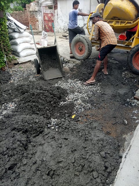 भिवापूर : वार्ड क्र.4 मधील निर्मणाधिन रस्त्याचे चित्र, बांधकामाचा दर्जा स्पष्ट करते.