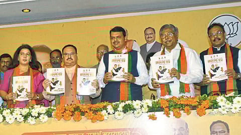 मुंबई - विधानसभा निवडणुकीसाठी मंगळवारी भाजपच्या संकल्पपत्राचे प्रकाशन करण्यात आले. या वेळी पक्षाचे कार्यकारी अध्यक्ष जे. पी. नड्डा मुख्यमंत्री देवेंद्र फडणवीस, चंद्रकात पाटील, विनोद तावडे आदी.