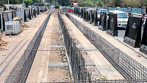 पुणे-मुंबई रस्ता - रेंजहिल्स चौकात बीआरटी बसथांबा बांधण्यास प्रारंभ.