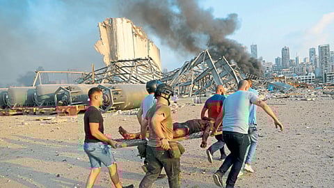 बैरूतमधील स्फोटानंतर जखमींना रुग्णालयात नेताना स्थानिक नागरिक.