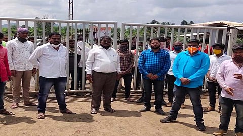 Beating of workers by manager in fab industries nashik marathi news