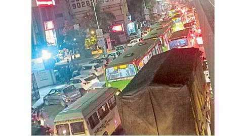 भोसरी - चांदणी चौकाजवळ नेहमी होत असलेली वाहतूक कोंडी.