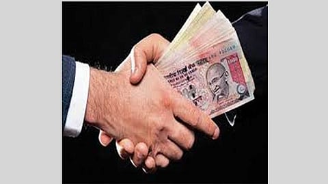 दारू व्यावसायिकाकडून लाच घेताना पाेलिसाला अटक