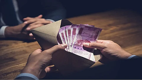 चक्क लाच म्हणून अधिकाऱ्याने मागितल्या दोन साड्या, ACB कडून गुन्हा दाखल