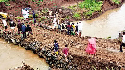 कोनांबे (ता. सिन्नर) - देवनदीवरील पापळेवाडी रस्त्यावर पूल उभारताना ग्रामस्थ.