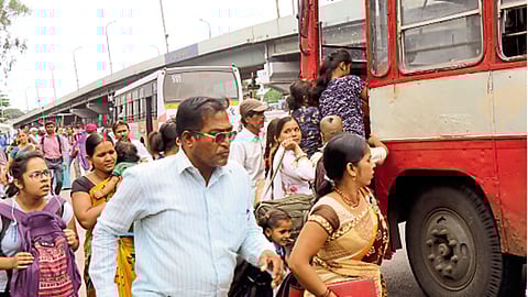 निगडी बस स्थानक - पीएमपी बसमध्ये प्रवेश करण्यासाठी प्रवाशांची धावपळ.