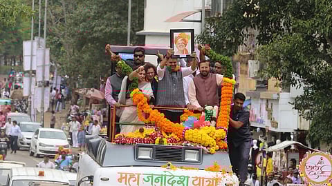 पुण्यात भाजप आमदारानेच पळविली नगरसेवकाच्या जेसीबीची चावी