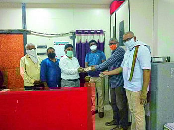 नागरिकांच्या मदतीतून चोपडा कोविड सेंटरला ऑक्सिजन पाइप