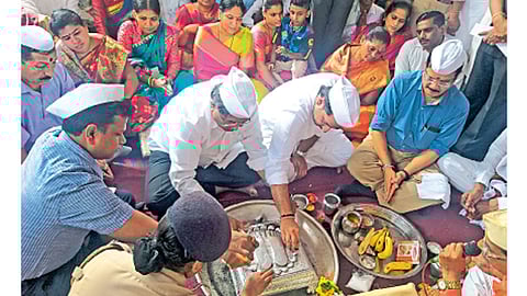 देहू - संत तुकाराम महाराजांच्या पादुकांची पालकमंत्री चंद्रकांत पाटील, तसेच पार्थ पवार यांच्या हस्ते महापूजा झाली.