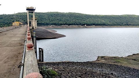 चास-कमान धरण (ता. खेड) - पाणीसाठा 13.49 टक्के (1.02 टीएमसी) टक्यावर पोहोचला आहे.