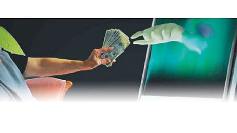 प्रेमसंबंध तुटलेल्या मध्य प्रदेशच्या एका तरुणीकडूनही आरोपीने पुन्हा संबंध सुरळित करण्याच्या नावाखाली ४० हजार रुपये उकळल्याचे समोर आले आहे. अशाप्रकारे त्यांनी अनेकांना फसवल्याचे वनराई पोलिस ठाण्याचे सहायक पोलिस निरीक्षक भरत घोणे यांनी सांगितले.