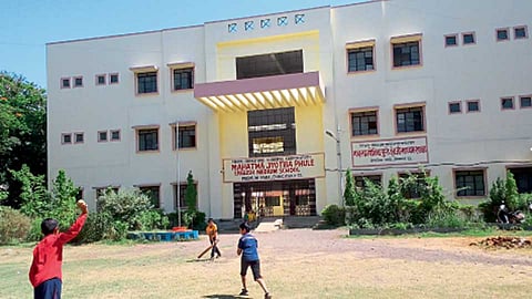 चिंचवड - प्रेमलोक पार्क परिसरातील महापालिकेची महात्मा ज्योतिबा फुले इंग्रजी माध्यमाच्या शाळेची इमारत.