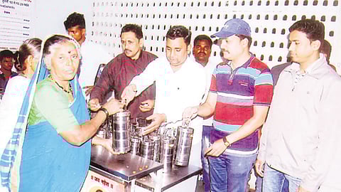 सातारा - क्रांतिसिंह नाना पाटील जिल्हा सरकारी रुग्णालयात अन्नदान करताना रवींद्र कांबळे, सतेज कर्पे, रवींद्र कळस्कर आदी कार्यकर्ते.