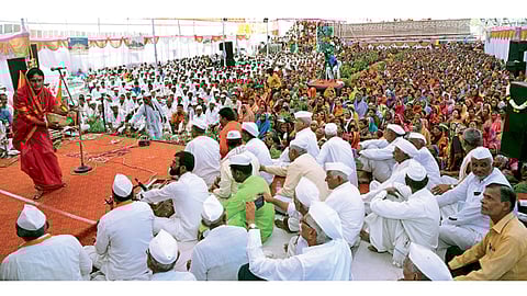 भंडारा डोंगर - श्री विठ्ठल-रखुमाई संत तुकाराम महाराज भंडारा डोंगर ट्रस्टच्या वतीने आयोजित माघ शुद्ध दशमी सोहळ्यानिमित्त मंगळवारी बालाजी महाराज शिरसाट यांचे भारूड झाले.