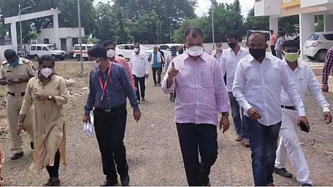 इंदापूर - शहरात कोरोना सर्व्हेक्षणाची माहिती घेताना राज्य मंत्री दत्तात्रय भरणे, नगराध्यक्षा अंकिता शहा व अधिकारी.