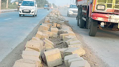 दौंड : दुभाजकांच्या अभावामुळे दोन्ही बाजूंनी होणारी वाहतूक.