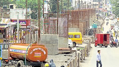 देहूरोड - रस्ते विकास महामंडळातर्फे उभारण्यात येणारा उड्डाणपूल.