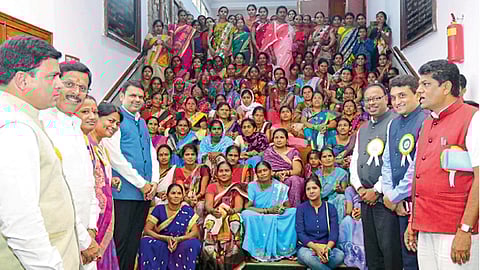 देशपांडे सभागृह - बचतगटांच्या महिलांसोबत मुख्यमंत्री देवेंद्र फडणवीस, पालकमंत्री चंद्रशेखर बावनकुळे, सीईओ संजय यादव व अन्य मान्यवर.