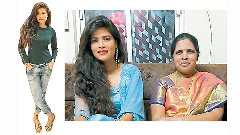 आई जयश्रीसह दीप्ती धोत्रे.