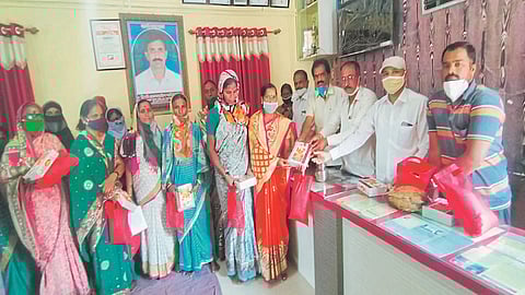 मान्याचीवाडीत घरोघरी दिवाळी साहित्यासह फराळ वाटपातून सरपंचांनी वाढविला गोडवा