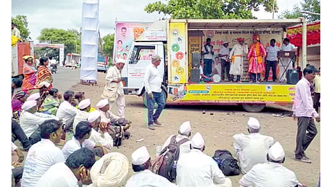 जंक्शन (ता. इंदापूर) - प्लॅस्टिकबंदी, स्वच्छतेविषयी विनोदातून जनजागृती करताना कला पथकातील कलाकार.